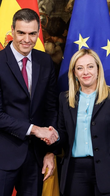 Sánchez y Meloni posan durante una cumbre europea