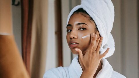 Mujer haciéndose el skincare