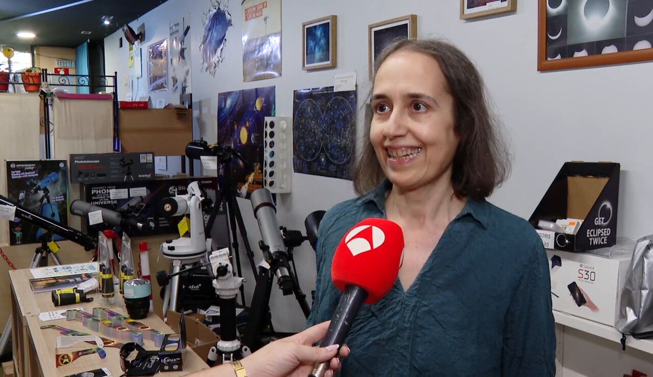Due&ntilde;a de una tienda de astronom&iacute;a en Barcelona