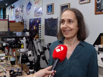 Due&ntilde;a de una tienda de astronom&iacute;a en Barcelona