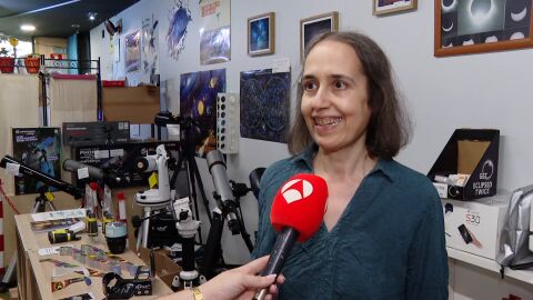 Due&ntilde;a de una tienda de astronom&iacute;a en Barcelona