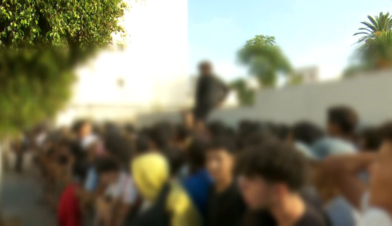 Menores migrantes esperan frente a la comisar&iacute;a en Ceuta