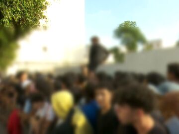 Menores migrantes esperan frente a la comisaría en Ceuta Menores migrantes esperan frente a la comisaría en Ceuta
