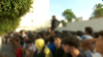 Menores migrantes esperan frente a la comisar&iacute;a en Ceuta