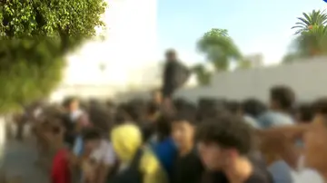 Menores migrantes esperan frente a la comisaría en Ceuta Menores migrantes esperan frente a la comisaría en Ceuta
