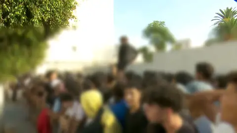 Menores migrantes esperan frente a la comisaría en Ceuta Antena 3 Noticias