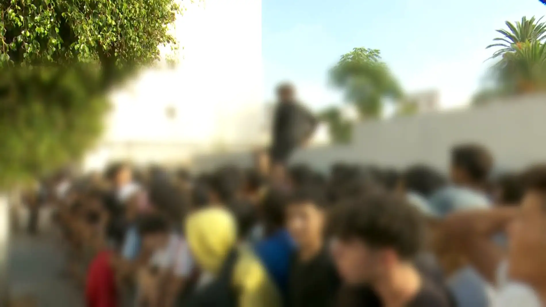 Menores migrantes esperan frente a la comisaría en Ceuta Antena 3 Noticias