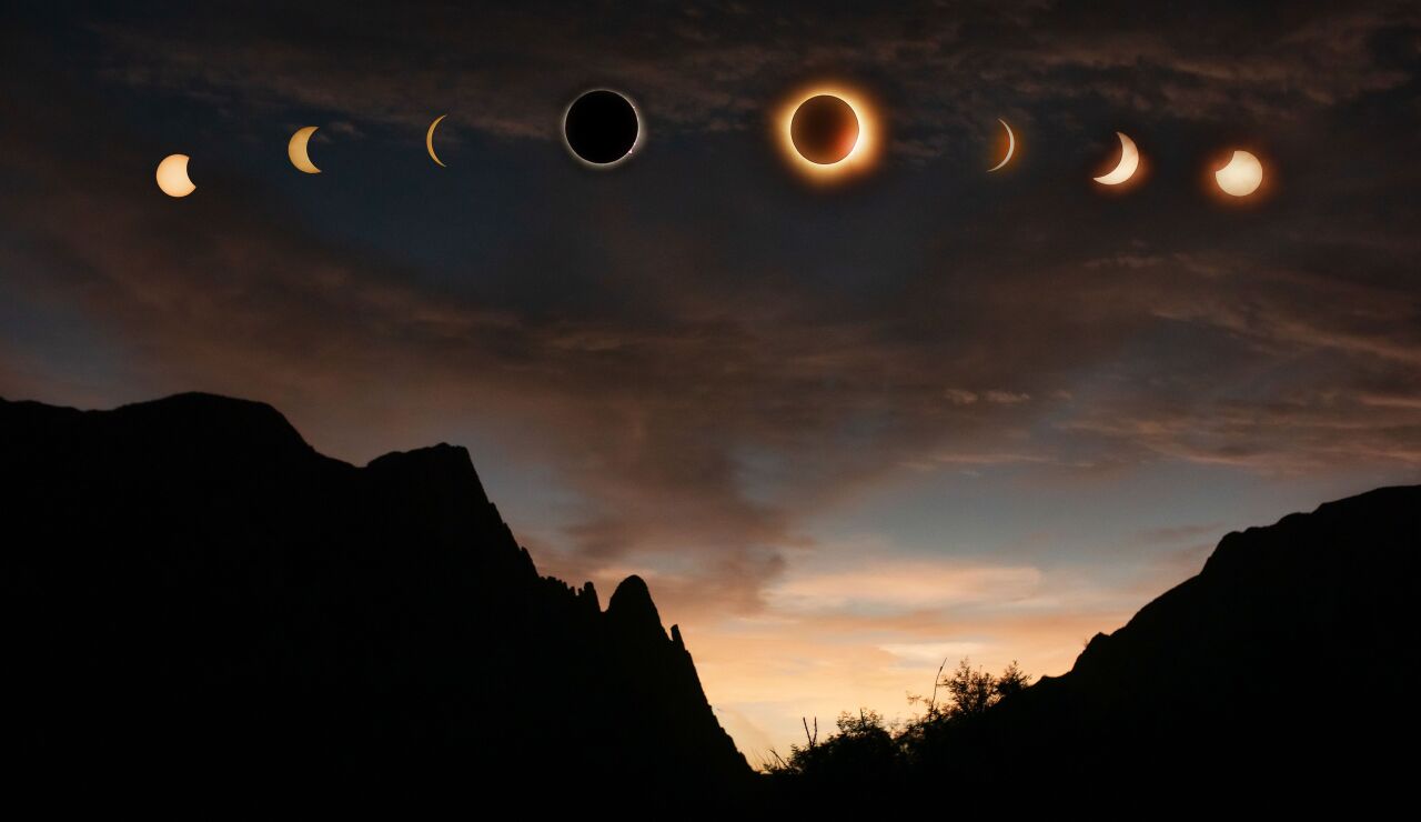 Secuencia de fases del eclipse solar capturadas sobre la dram&aacute;tica silueta de Lerdo, M&eacute;xico, al atardecer.