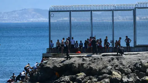 Muere un joven subsahariano intentando entrar a Ceuta en parapente desde Marruecos Muere un joven subsahariano intentando entrar a Ceuta en parapente desde Marruecos