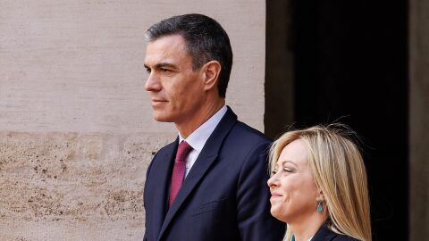 S&aacute;nchez junto a Meloni posando en una cumbre europea