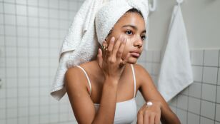 Mujer haci&eacute;ndose el skincare