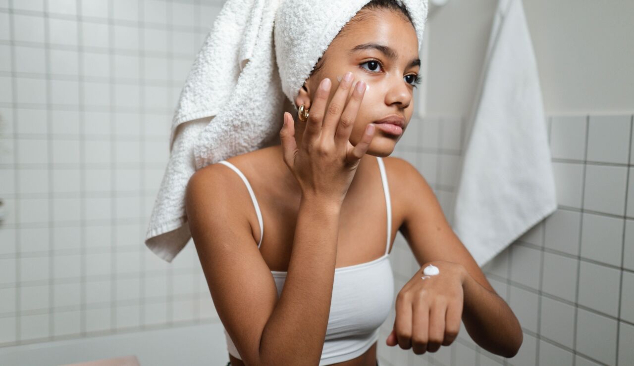 Mujer haci&eacute;ndose el skincare