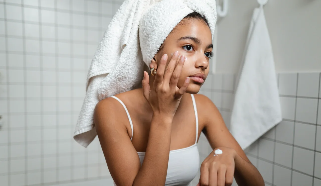 Mujer haciéndose el skincare