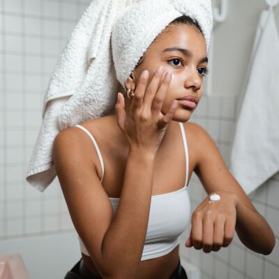 Mujer haci&eacute;ndose el skincare