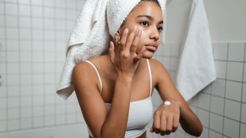 Mujer haci&eacute;ndose el skincare