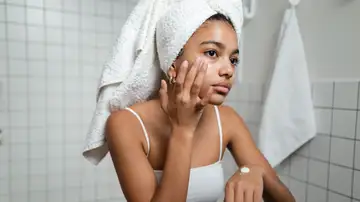 Mujer haciéndose el skincare Mujer haciéndose el skincare