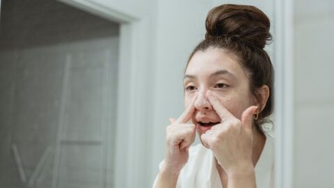 Mujer haciéndose el skincare