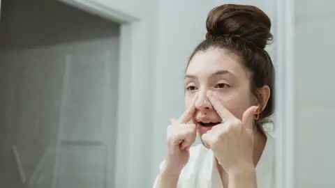 Mujer haciéndose el skincare Mujer haciéndose el skincare
