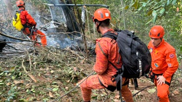  Bomberos trabajan en el lugar donde ocurri&oacute; el accidente de un helic&oacute;ptero este s&aacute;bado, en el Bosque de Tijuca, en R&iacute;o de Janeiro 