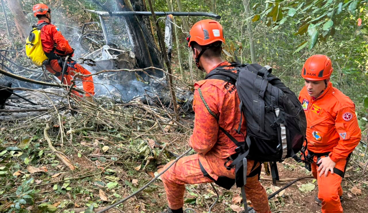  Bomberos trabajan en el lugar donde ocurri&oacute; el accidente de un helic&oacute;ptero este s&aacute;bado, en el Bosque de Tijuca, en R&iacute;o de Janeiro 