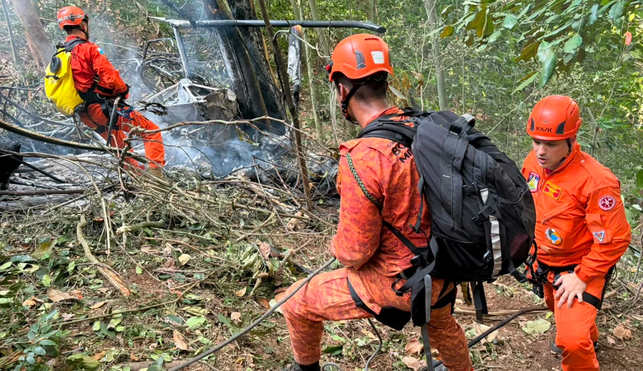 Bomberos trabajan en el lugar donde ocurrió el accidente de un helicóptero este sábado, en el Bosque de Tijuca, en Río de Janeiro