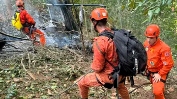 Bomberos trabajan en el lugar donde ocurrió el accidente de un helicóptero este sábado, en el Bosque de Tijuca, en Río de Janeiro Bomberos trabajan en el lugar donde ocurrió el accidente de un helicóptero este sábado, en el Bosque de Tijuca, en Río de Janeiro