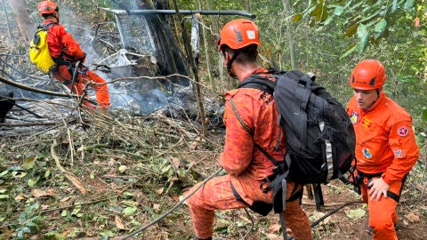  Bomberos trabajan en el lugar donde ocurri&oacute; el accidente de un helic&oacute;ptero este s&aacute;bado, en el Bosque de Tijuca, en R&iacute;o de Janeiro 