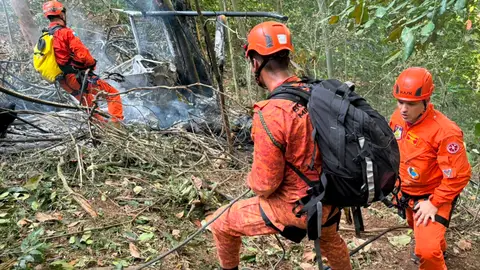 Bomberos trabajan en el lugar donde ocurrió el accidente de un helicóptero este sábado, en el Bosque de Tijuca, en Río de Janeiro Bomberos trabajan en el lugar donde ocurrió el accidente de un helicóptero este sábado, en el Bosque de Tijuca, en Río de Janeiro