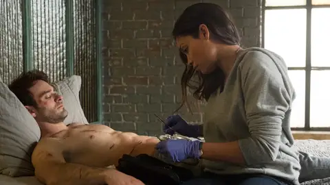 Charlie Cox y Rosario Dawson en Daredevil Charlie Cox y Rosario Dawson en Daredevil