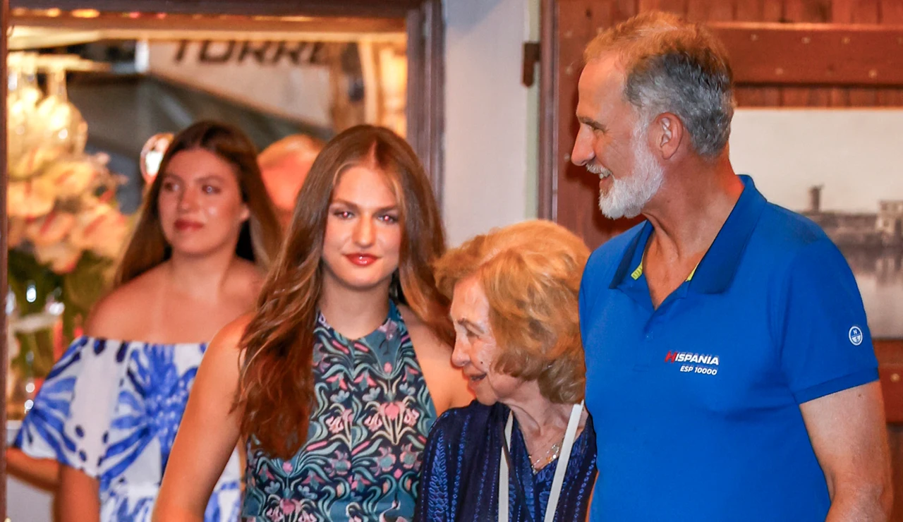La infanta Sofía, la princesa Leonor, la reina Sofía y el rey Felipe saliendo de cenar en Palma