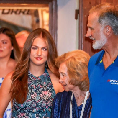 La infanta Sof&iacute;a, la princesa Leonor, la reina Sof&iacute;a y el rey Felipe saliendo de cenar en Palma