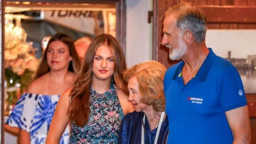 La infanta Sof&iacute;a, la princesa Leonor, la reina Sof&iacute;a y el rey Felipe saliendo de cenar en Palma