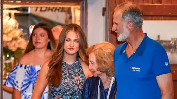 La infanta Sofía, la princesa Leonor, la reina Sofía y el rey Felipe saliendo de cenar en Palma La infanta Sofía, la princesa Leonor, la reina Sofía y el rey Felipe saliendo de cenar en Palma