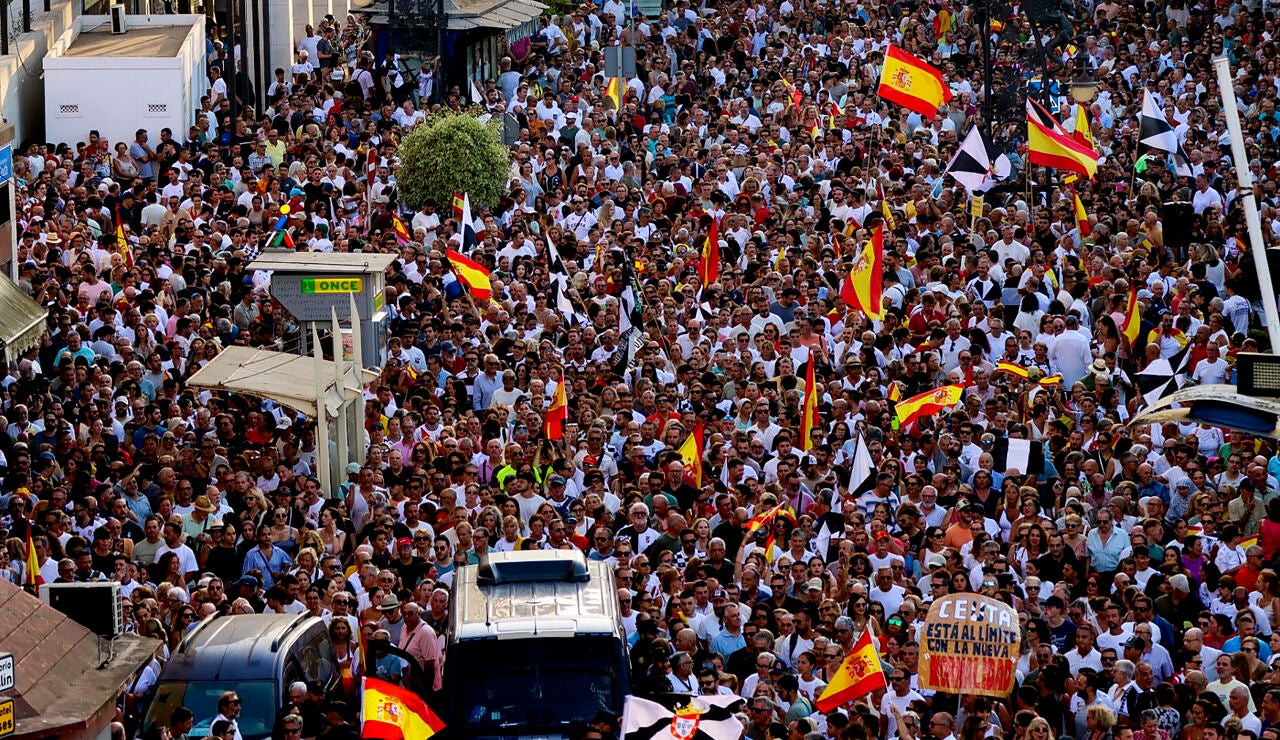 Miles de ceut&iacute;es han comenzado a concentrarse este domingo, en la Plaza de la Constituci&oacute;n de Ceuta en una multitudinaria