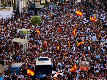 Miles de ceut&iacute;es han comenzado a concentrarse este domingo, en la Plaza de la Constituci&oacute;n de Ceuta en una multitudinaria