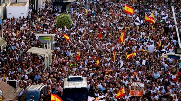 Miles de ceutíes han comenzado a concentrarse este domingo, en la Plaza de la Constitución de Ceuta en una multitudinaria Miles de ceutíes han comenzado a concentrarse este domingo, en la Plaza de la Constitución de Ceuta en una multitudinaria