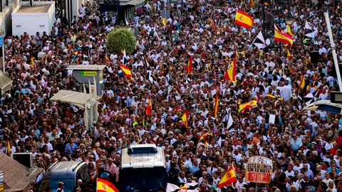 Miles de ceutíes han comenzado a concentrarse este domingo, en la Plaza de la Constitución de Ceuta en una multitudinaria Miles de ceutíes han comenzado a concentrarse este domingo, en la Plaza de la Constitución de Ceuta en una multitudinaria