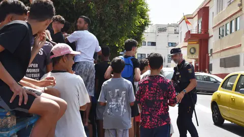 Ángel Víctor Torres mantiene una reunión de coordinación con el presidente de Ceuta, Juan Jesús Vivas Un grupo de menores espera para ser filiado en una comisaría de la Policía Nacional, a 10 de agosto de 2026, en Ceuta (España). La ciudad acoge a miles de personas pendientes de retorno, entre ellas más de 1.300 menores, mientras las convocatorias difundidas en redes sociales hacen temer una nueva entrada masiva de migrantes. 10 AGOSTO 2026;MIGRACIONES;MARRUECOS;INMIGRACIÓN;INMIGRANTES;FRONTERAS Gabriela Sardá Núñez / Europa Press 10/08/2026