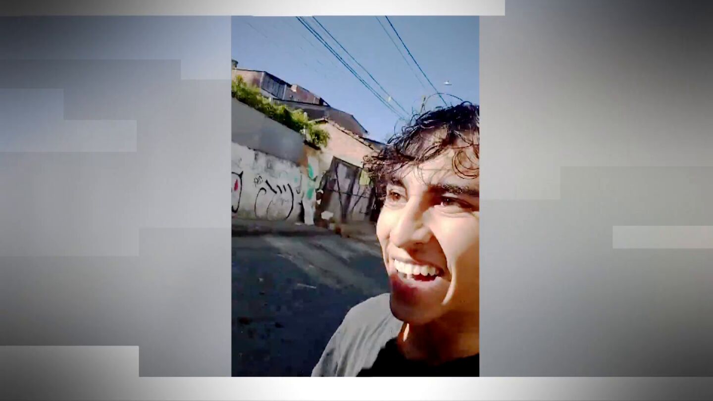 El momento en el que casi le cae un muro encima a un joven colombiano