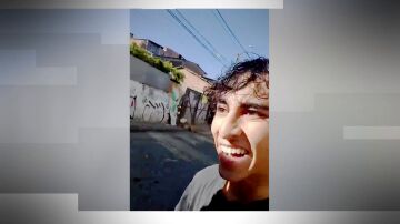 El momento en el que casi le cae un muro encima a un joven colombiano