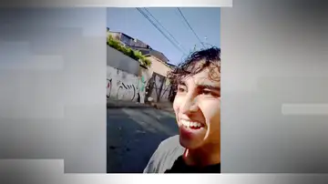 El momento en el que casi le cae un muro encima a un joven colombiano El momento en el que casi le cae un muro encima a un joven colombiano