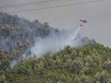 El incendio de Las Pe&ntilde;as de Riglos (Huesca) contin&uacute;a avanzando con 3.500 hect&aacute;reas quemadas y m&aacute;s de 500 evacuados