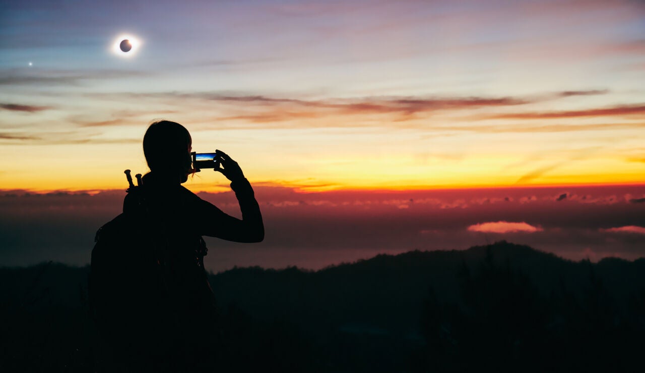 Mujer fotografiando el eclipse solar