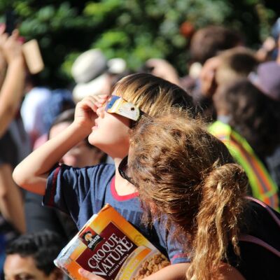 Un ni&ntilde;o mirando un eclipse solar junto a su madre