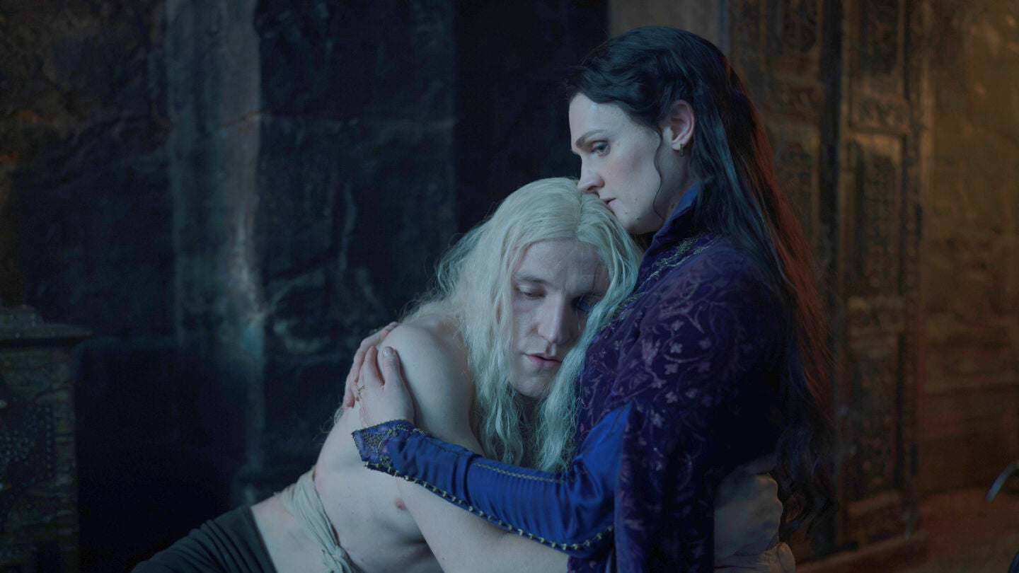 Ewan Mitchell como Aemond Targaryen y Gayle Rankin como Alys Rivers en La casa del drag&oacute;n