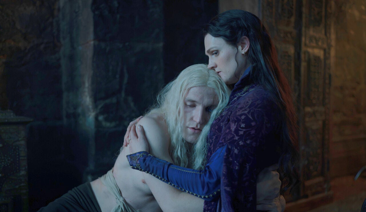 Ewan Mitchell como Aemond Targaryen y Gayle Rankin como Alys Rivers en La casa del drag&oacute;n