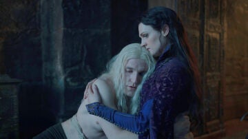 Ewan Mitchell como Aemond Targaryen y Gayle Rankin como Alys Rivers en La casa del drag&oacute;n
