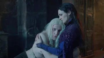 Ewan Mitchell como Aemond Targaryen y Gayle Rankin como Alys Rivers en La casa del dragón Ewan Mitchell como Aemond Targaryen y Gayle Rankin como Alys Rivers en La casa del dragón
