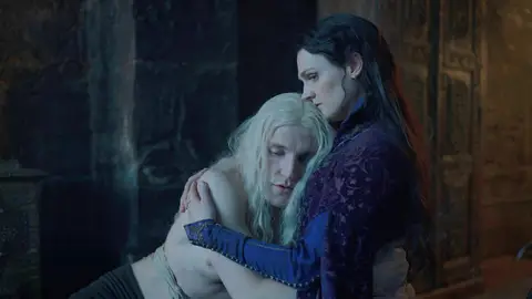 Ewan Mitchell como Aemond Targaryen y Gayle Rankin como Alys Rivers en La casa del dragón Ewan Mitchell como Aemond Targaryen y Gayle Rankin como Alys Rivers en La casa del dragón