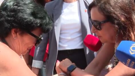 mujer llora frente a la ministra